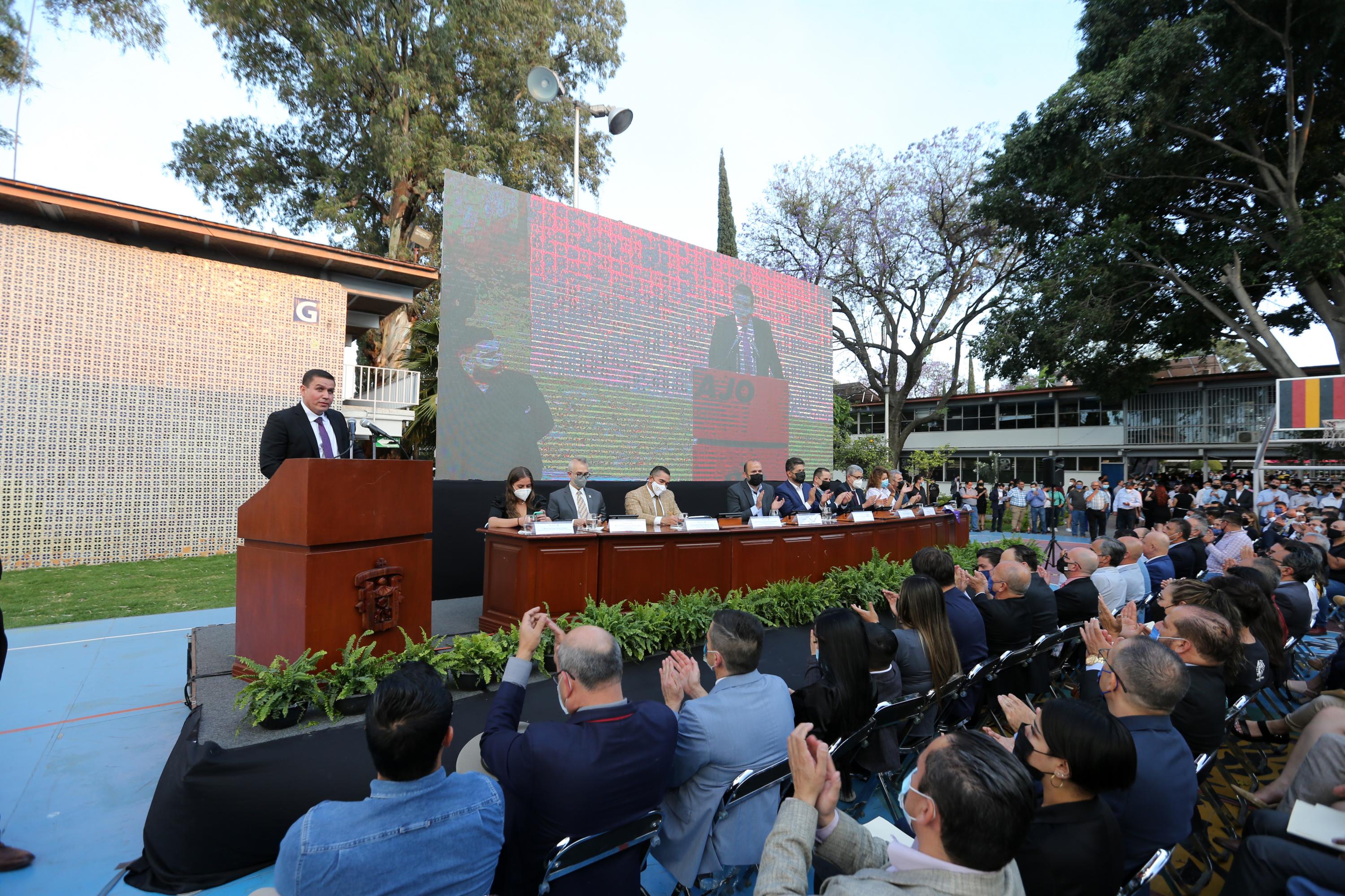Maestro César Barba en pódium frente personas asistentes al evento