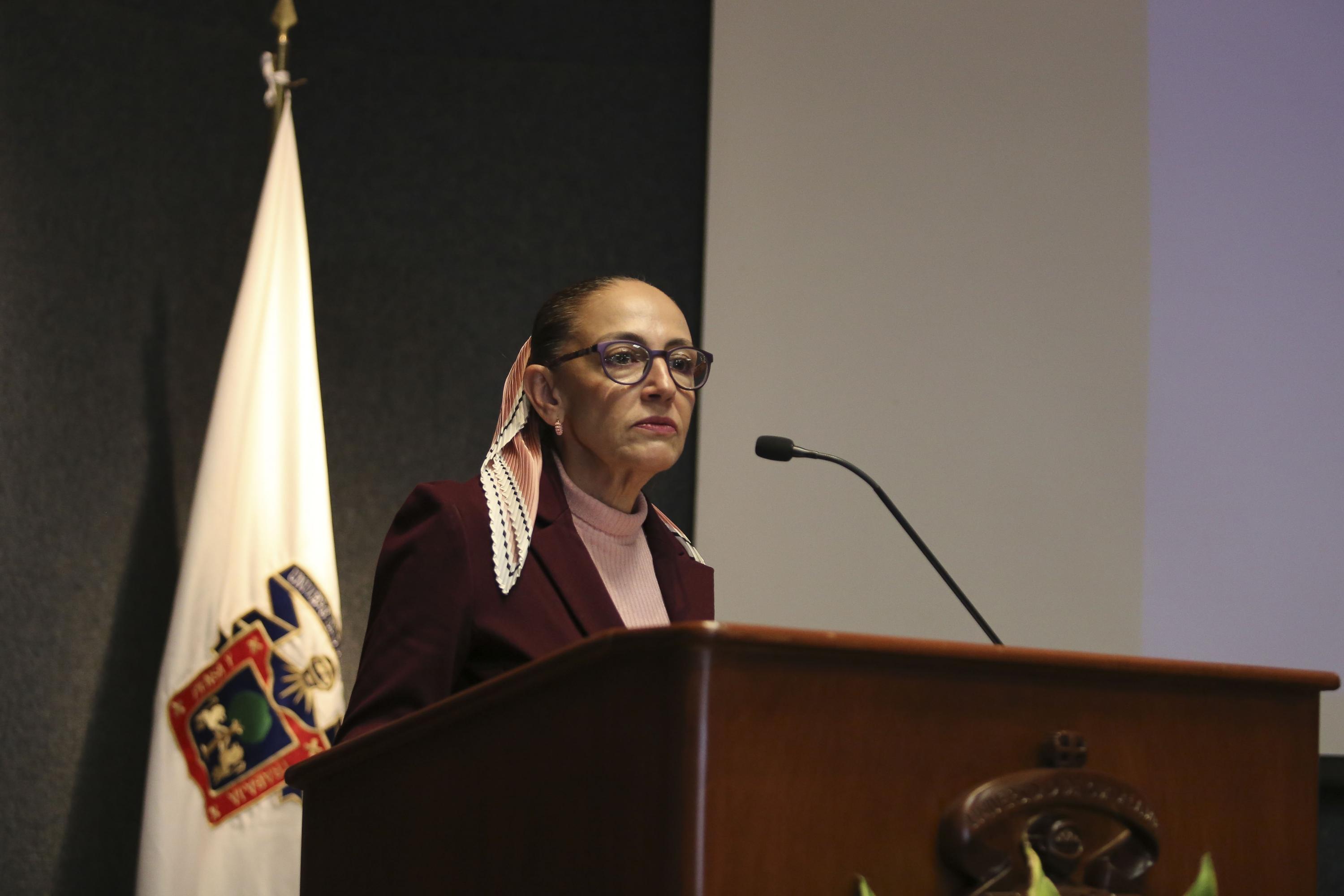 maestra Angélica Alcalá Padilla directora de la Preparatoria diez en uso de la voz