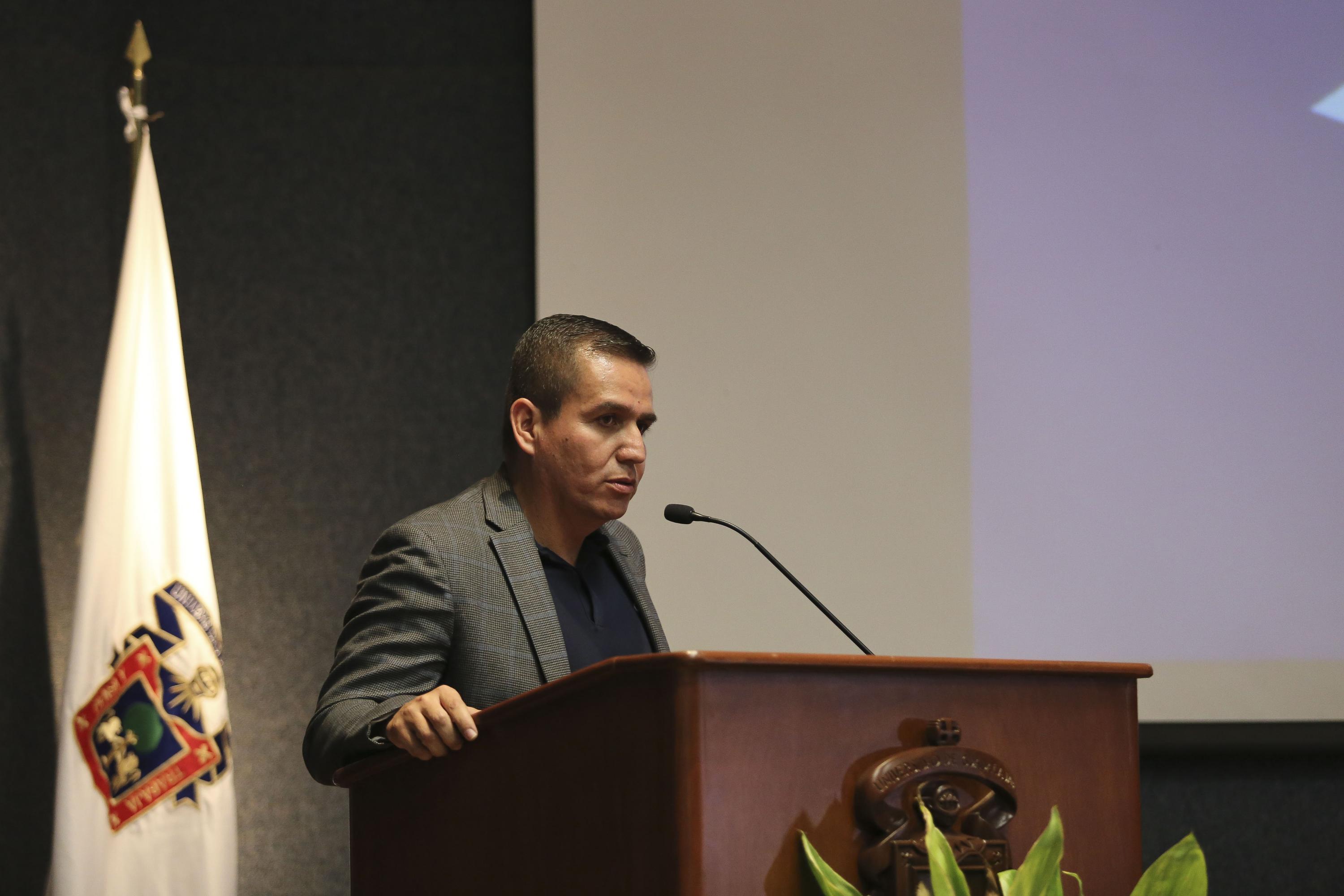 maestro César Barba Delgadillo director general del sems en uso de la voz