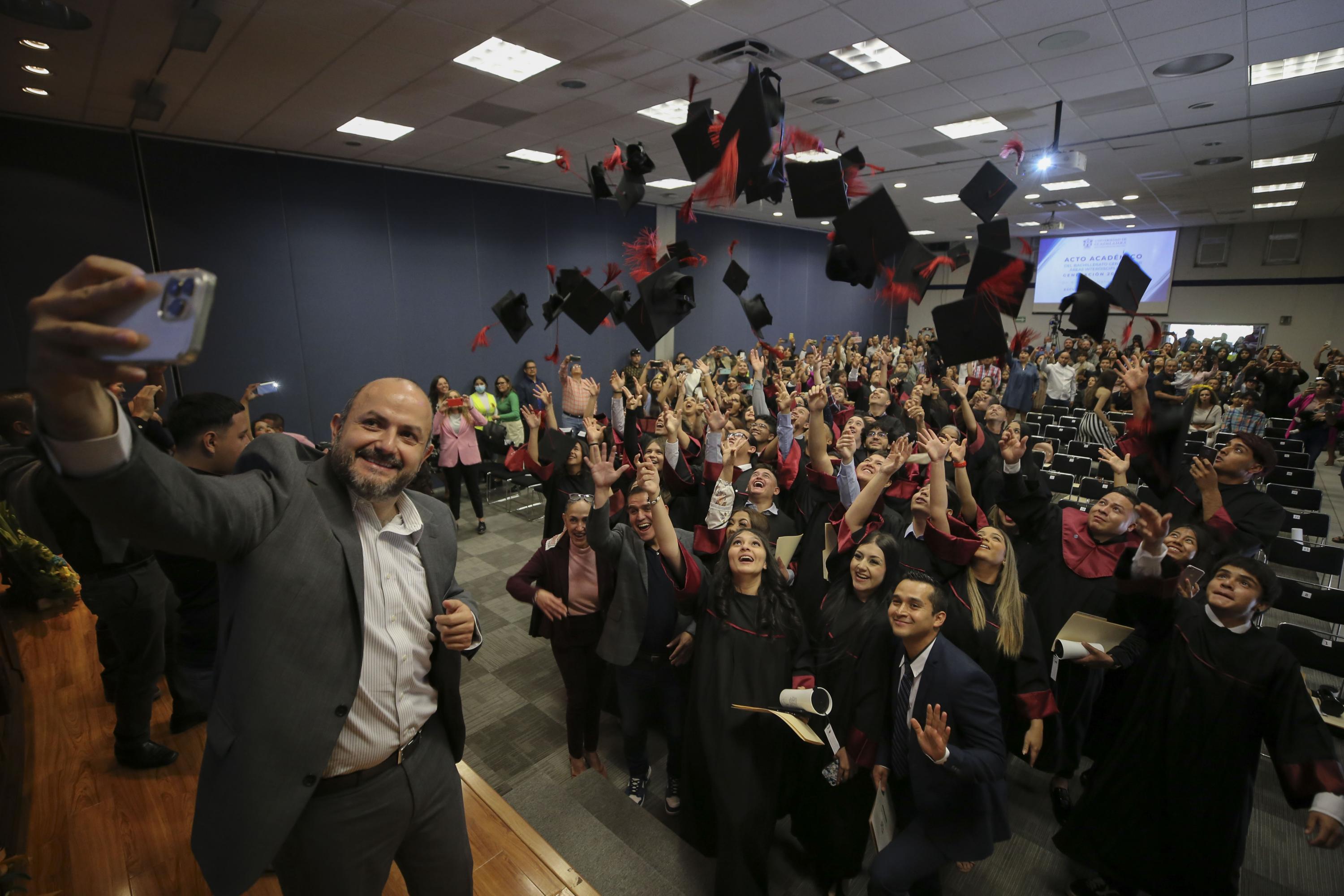 doctor Ricardo Villanueva Lomelí rector general de la Universidad de Guadalajara junto grupo de graduados