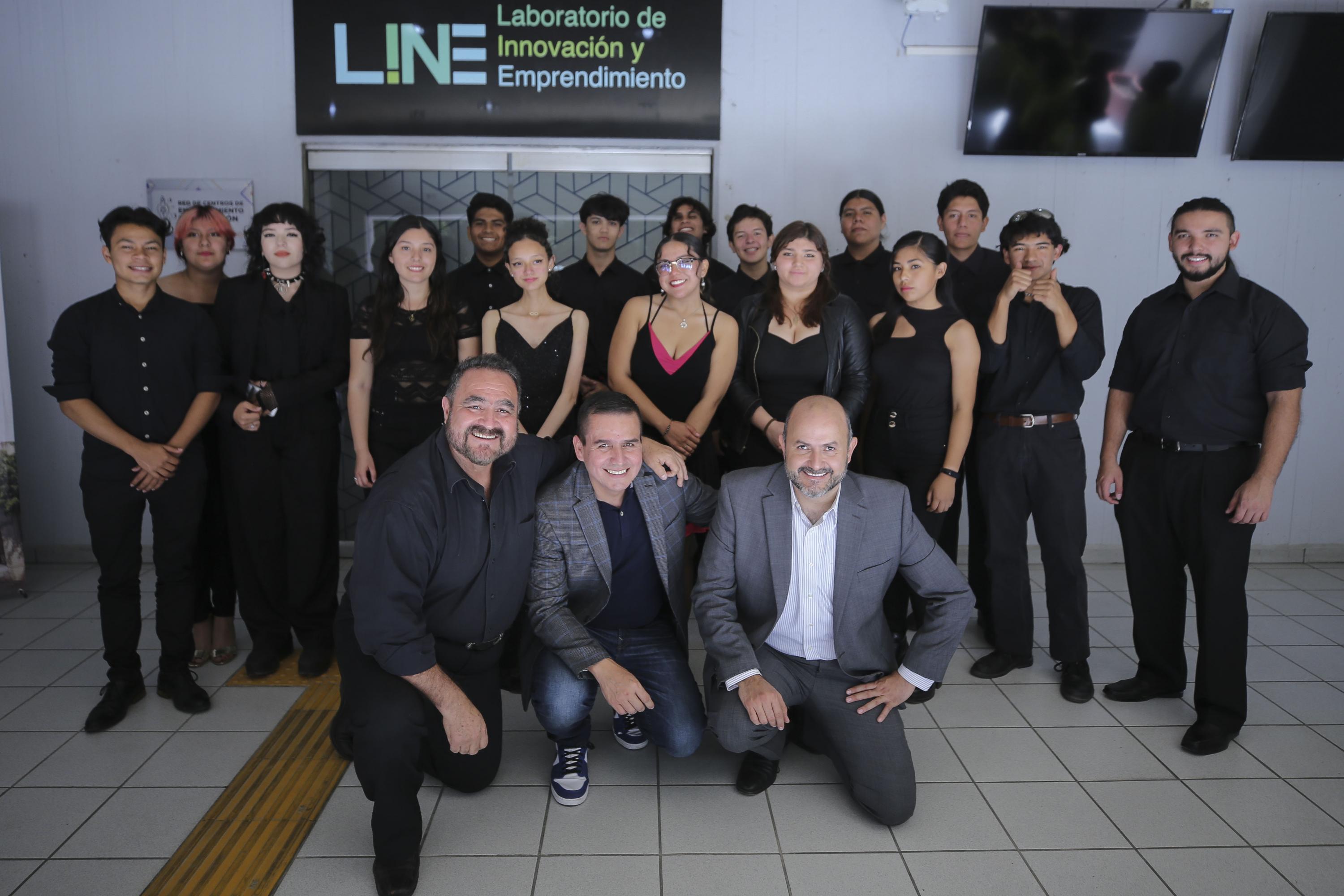 Autoridades del evento junto a asistentes