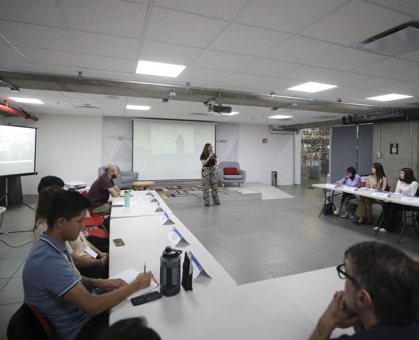 Grupo de alumnos sentados en sala