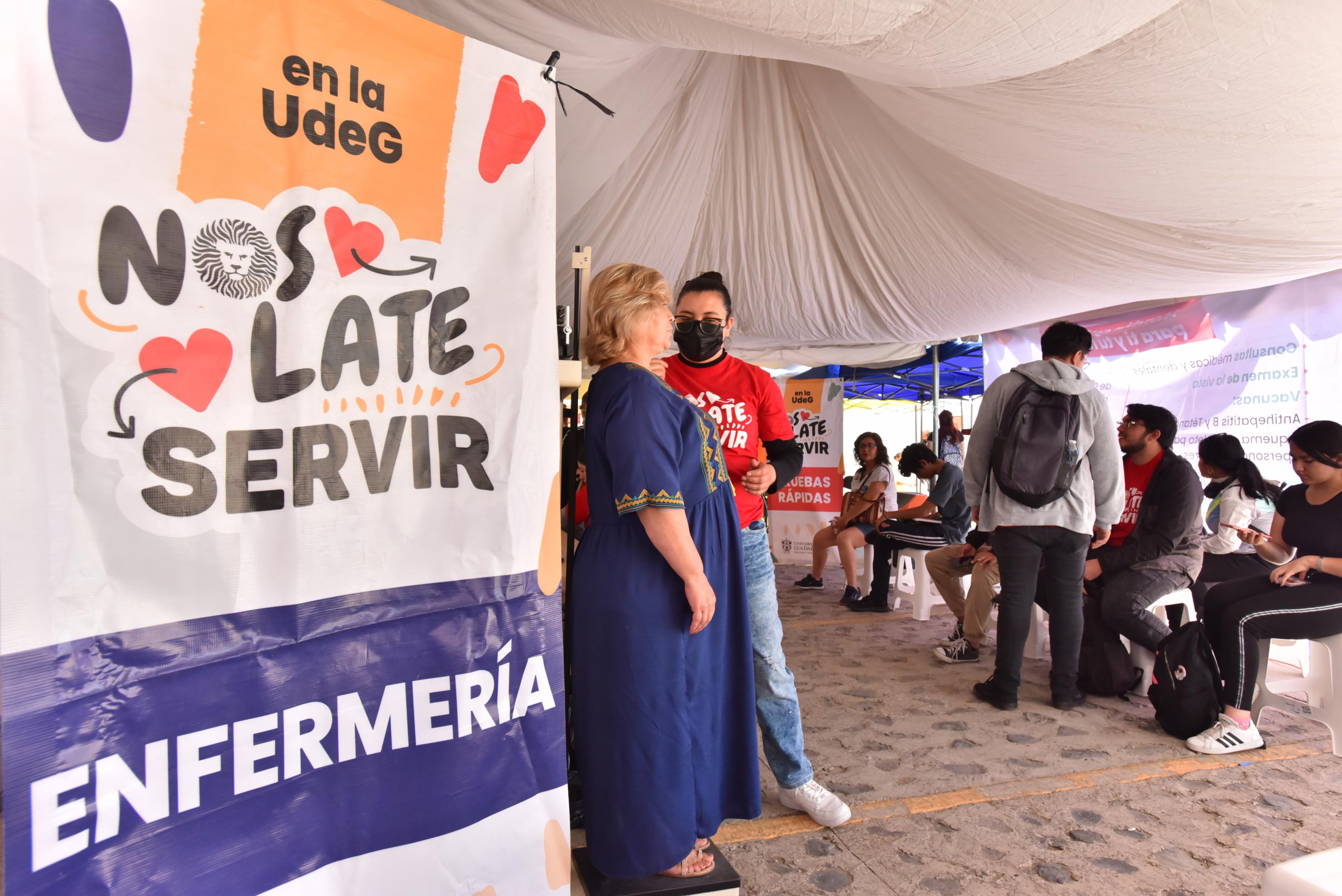 Participantes de Brigadas Multidisciplinarias Nos Late Servir atiende paciente