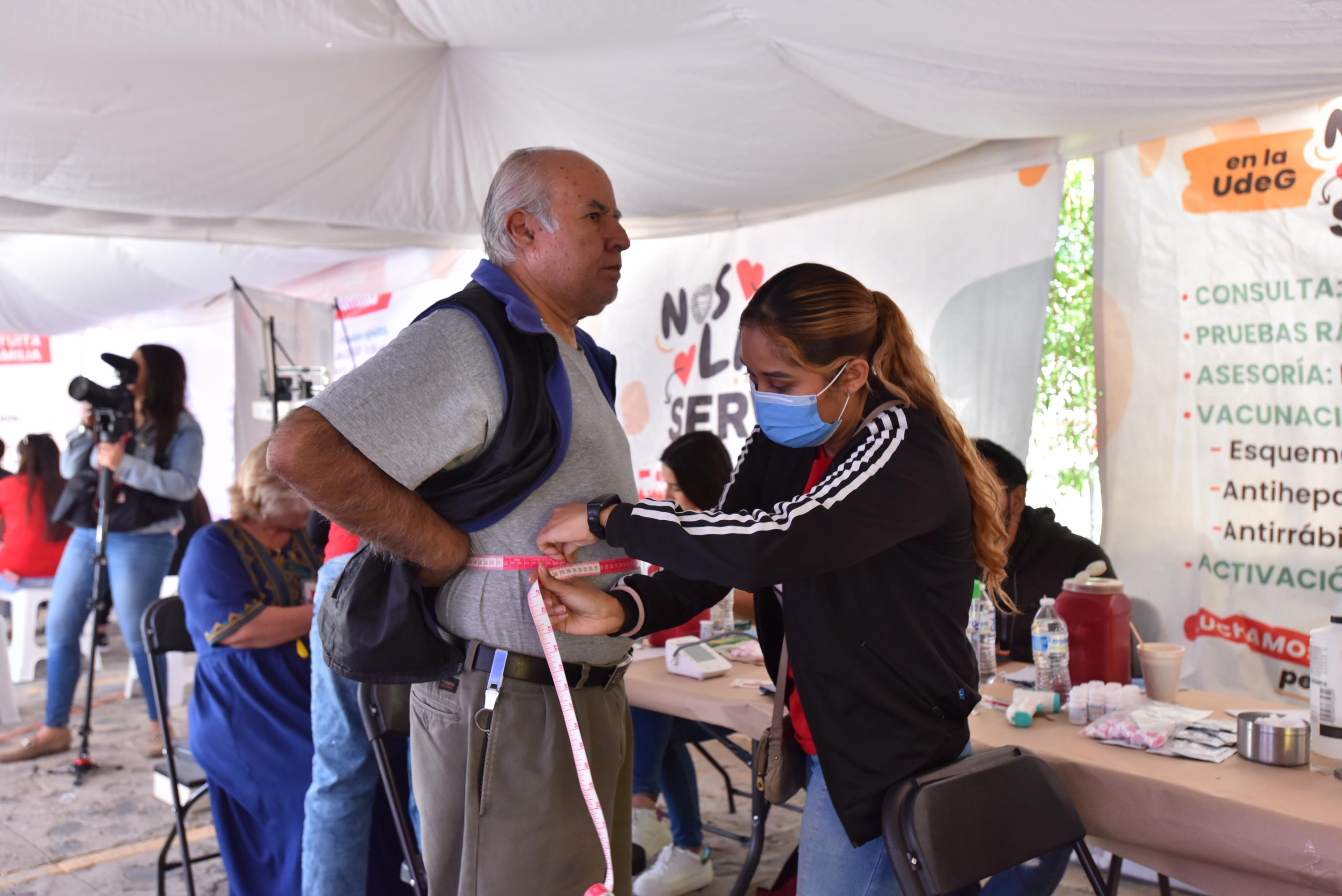 Participantes de Brigadas Multidisciplinarias Nos Late Servir atiende paciente