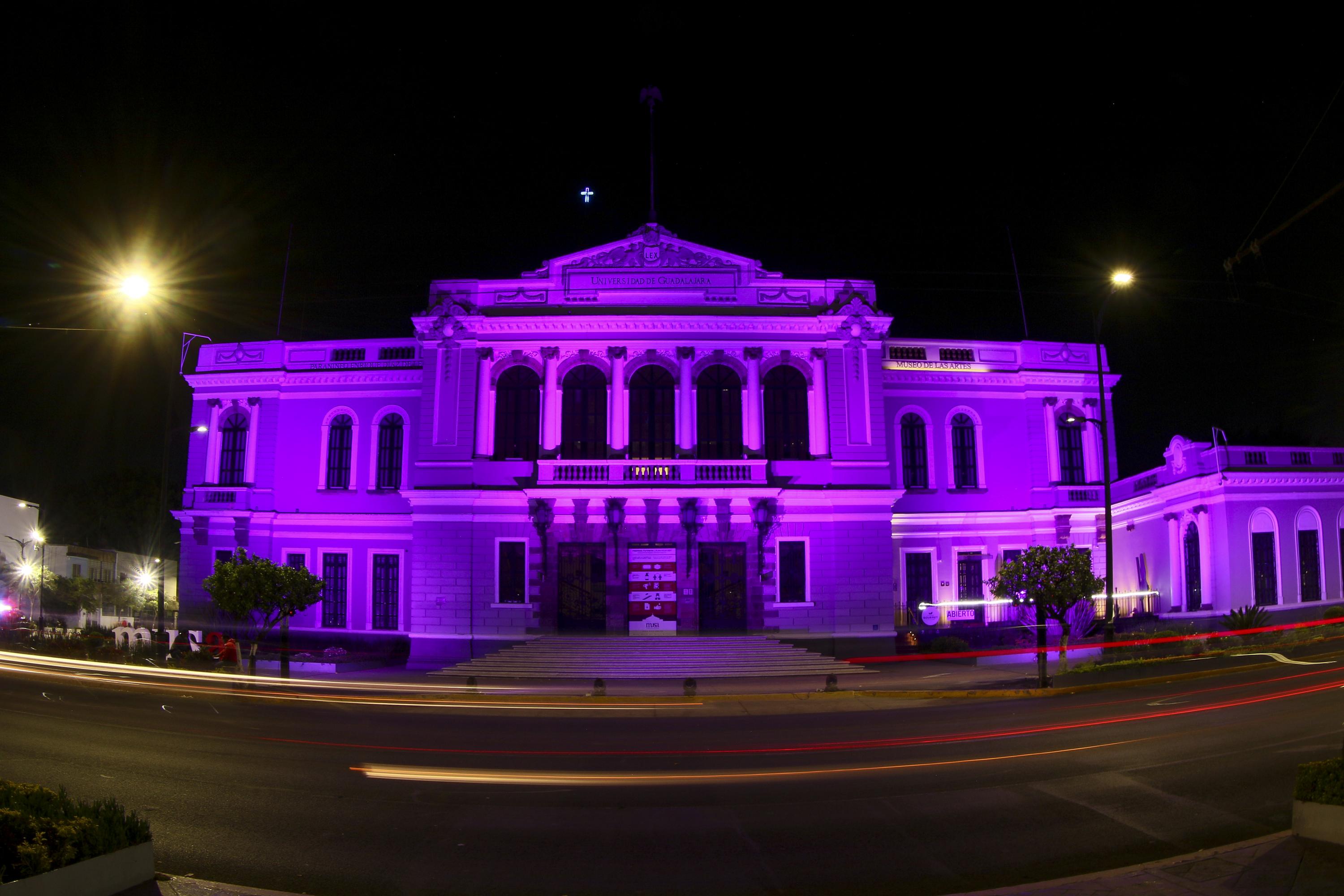 Fachada Museo de las Artes Universidad de Guadalajara iluminado de color púrpura