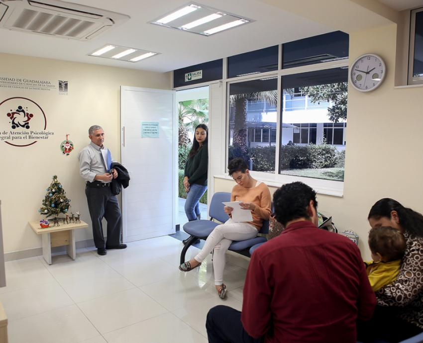 Personas en sala de espera de Clínica de Atención Psicológica