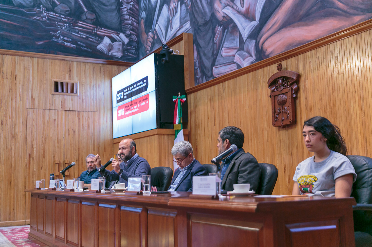 Autoridades del evento en presidium