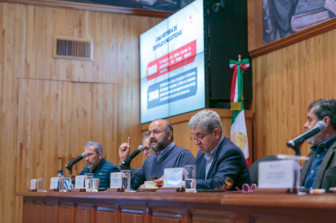 Autoridades del evento en presidium