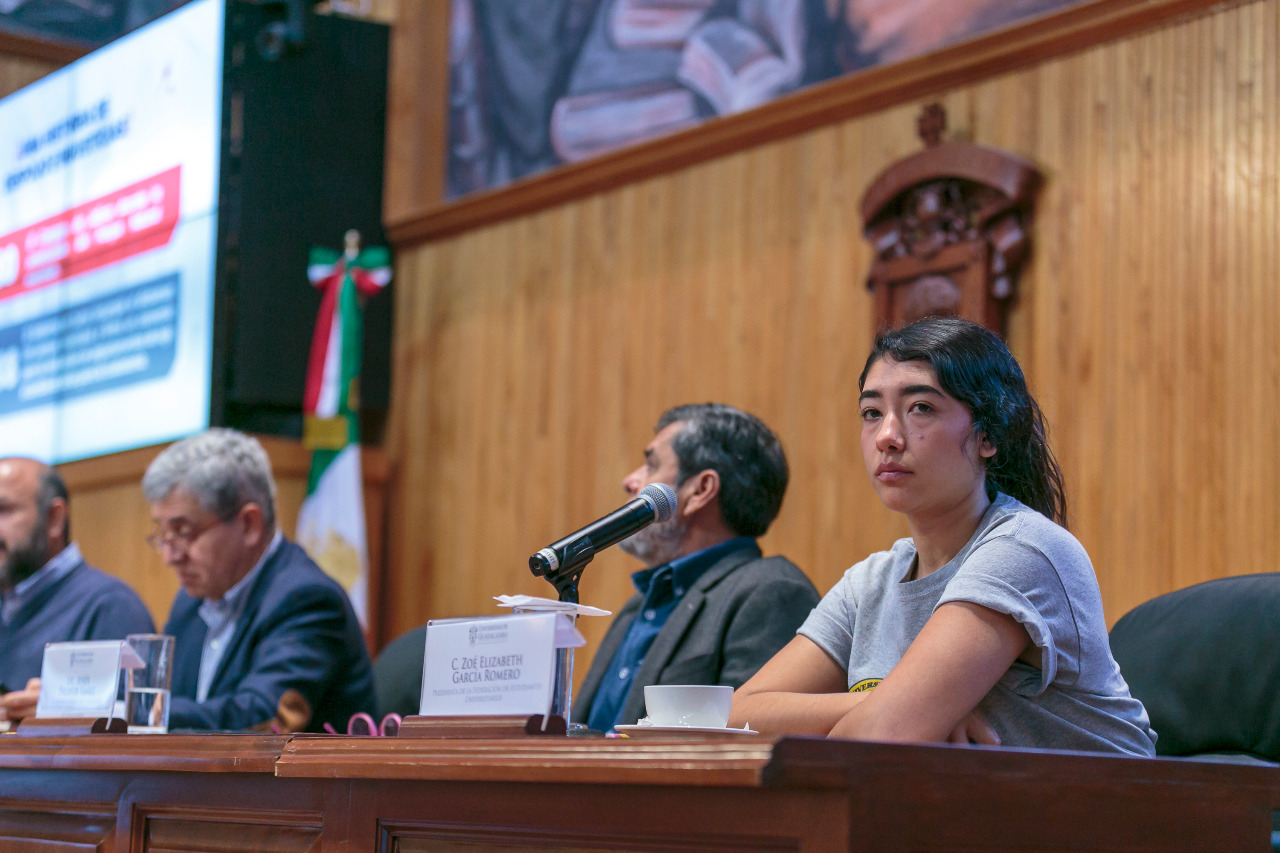 Autoridades del evento en presidium