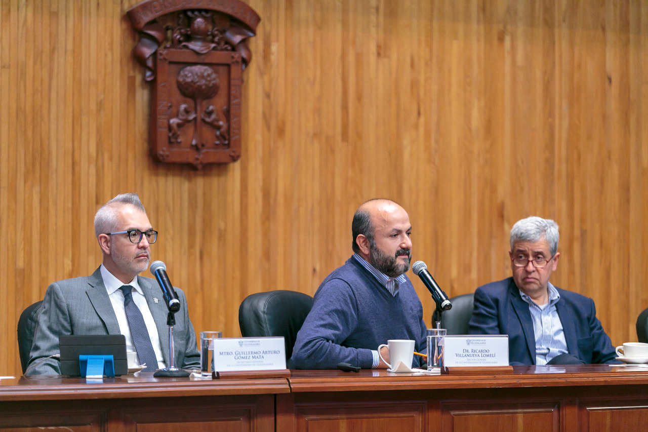 Autoridades del evento en presidium