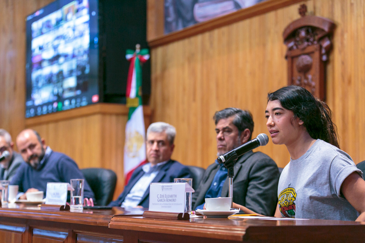Autoridades del evento en presidium