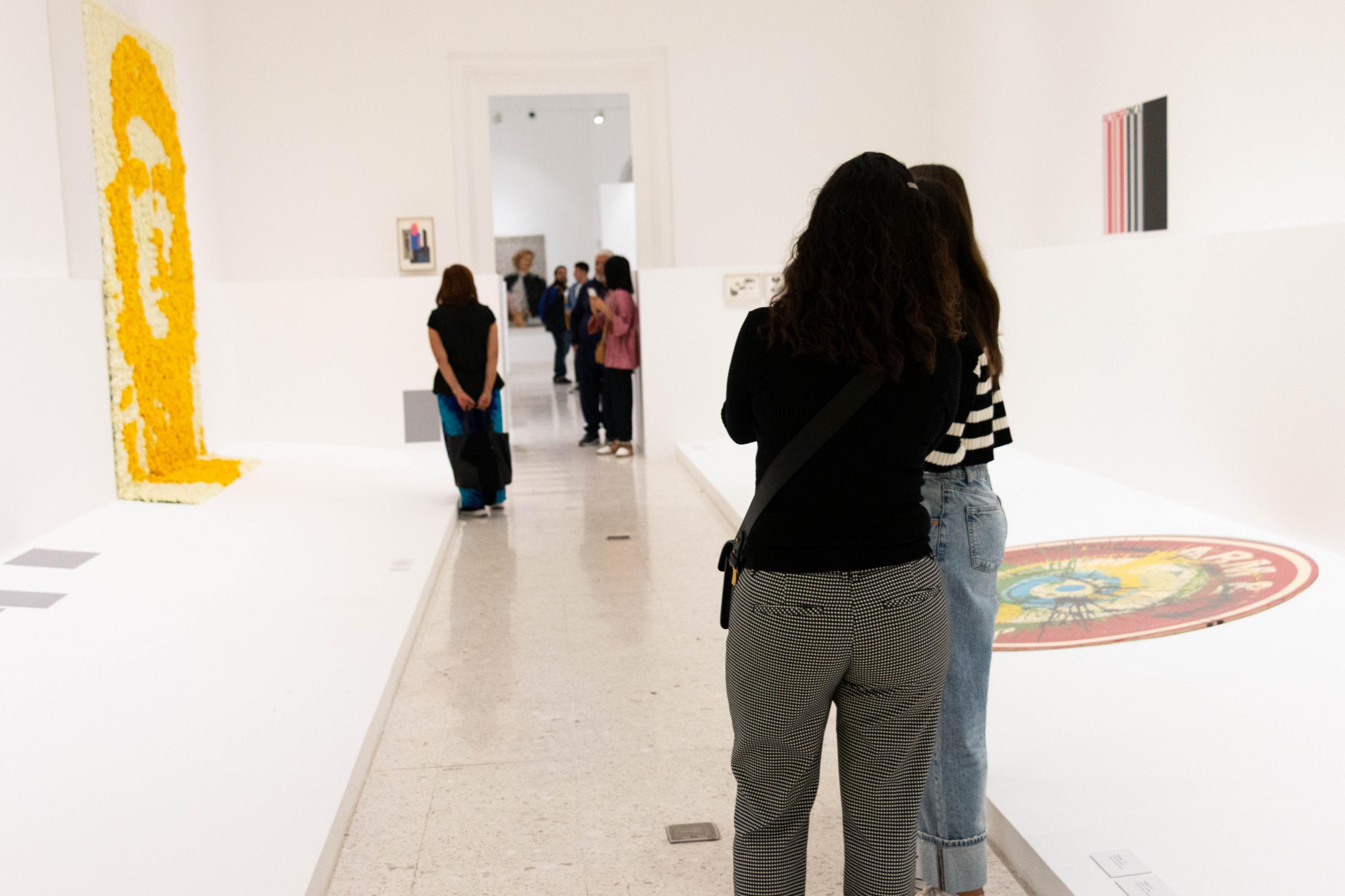 Personas ven exposición