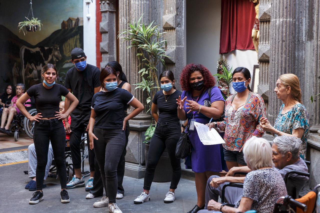 Alumnos de preparatoria bailan con adultos mayores