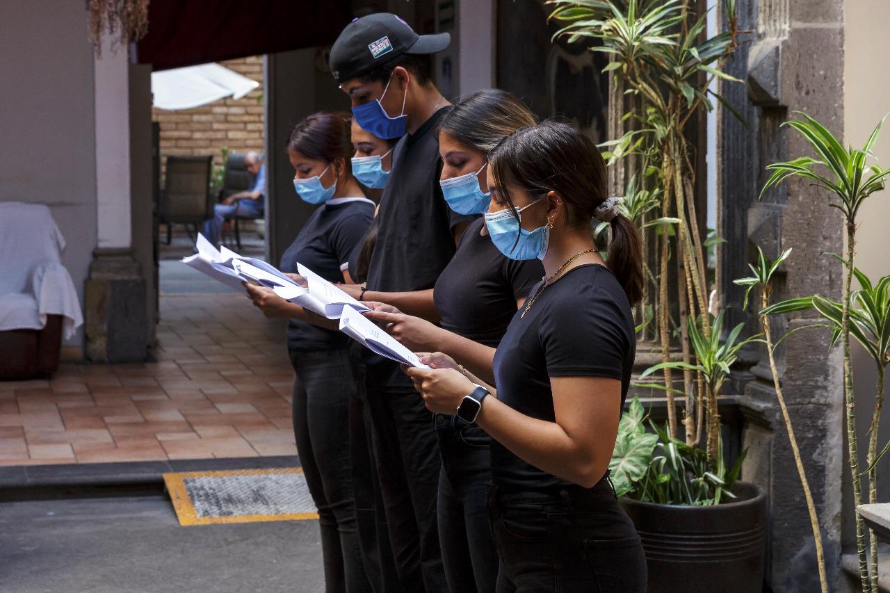 Alumnos de preparatoria leen para adultos mayores