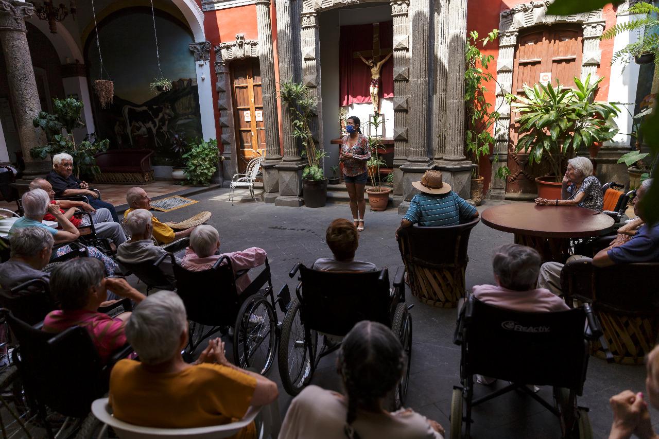 Alumnos de preparatoria leen para adultos mayores