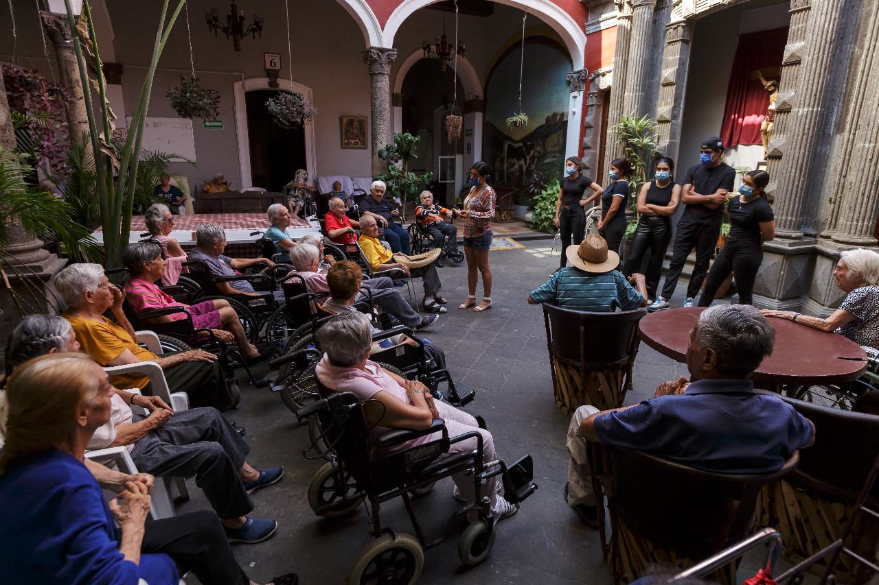 Alumnos de preparatoria leen para adultos mayores