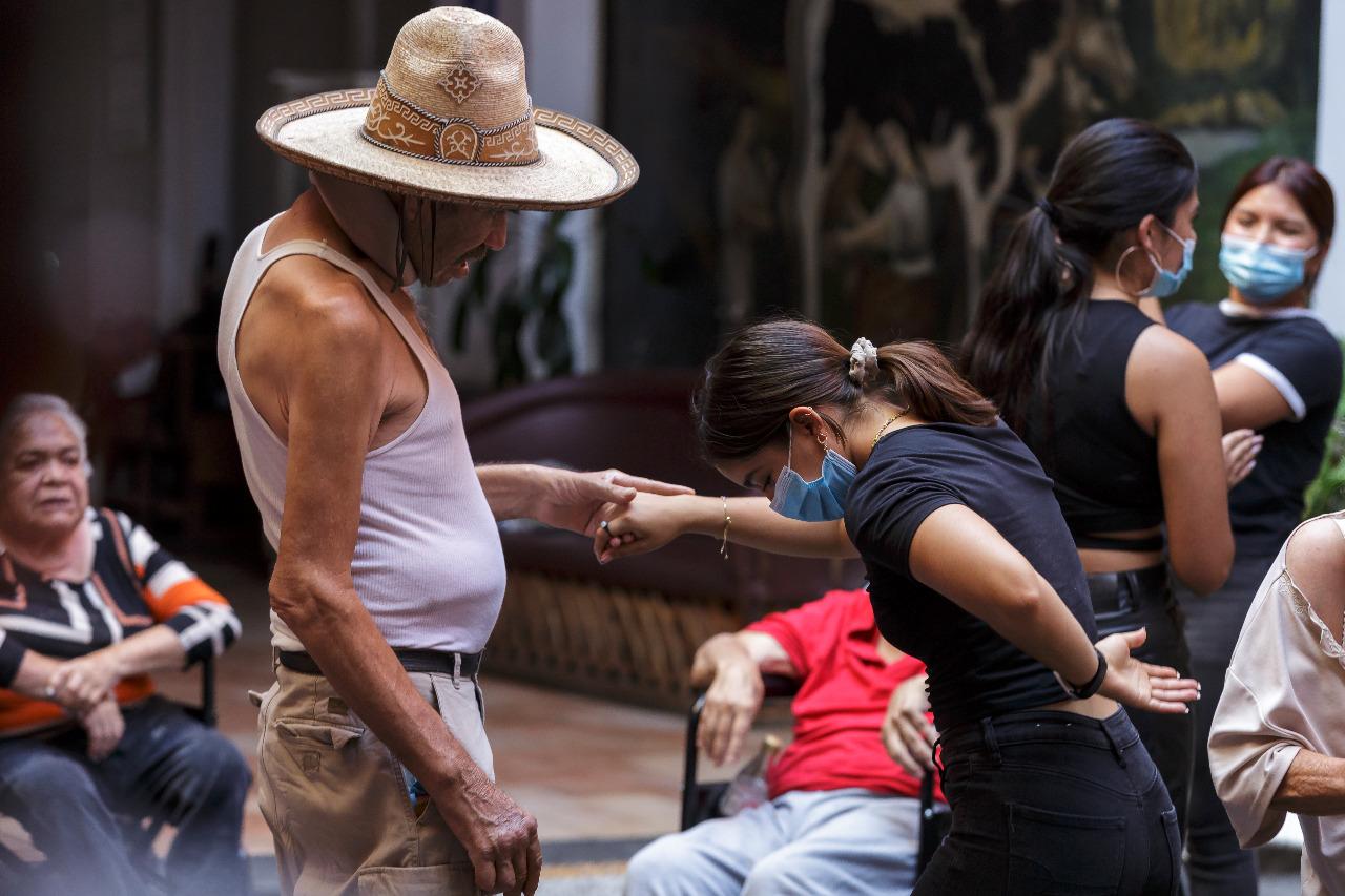 Alumnos de preparatoria bailan con adultos mayores