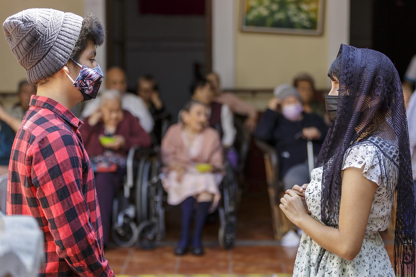 estudiantes Interpretan novela de Gabriel García Márquez en casa de descanso