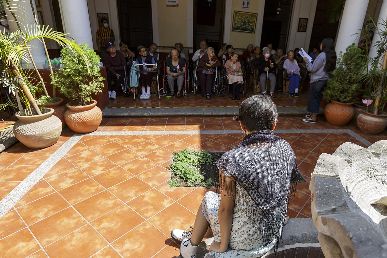 estudiantes Interpretan novela de Gabriel García Márquez en casa de descanso