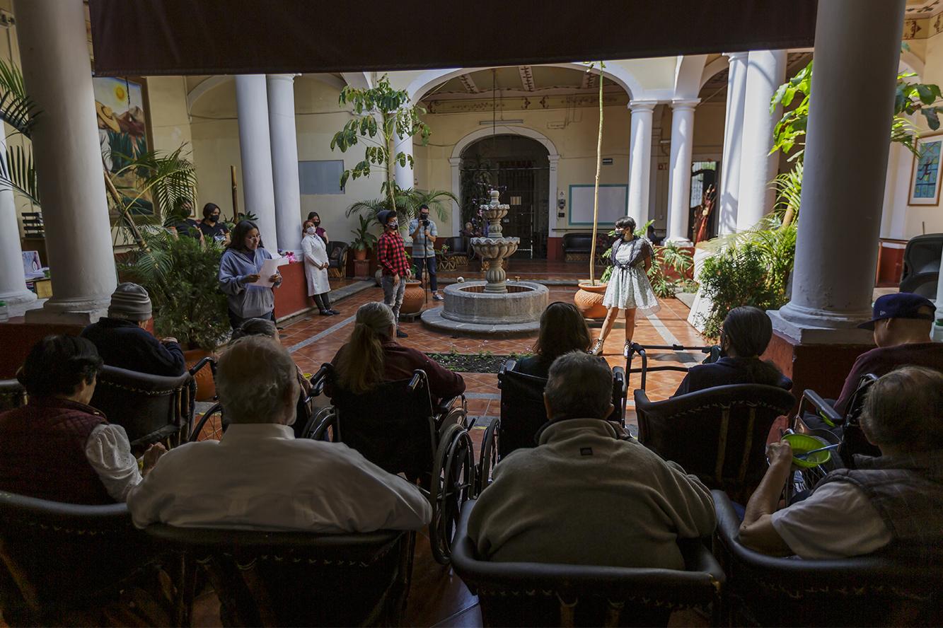 estudiantes Interpretan novela de Gabriel García Márquez en casa de descanso