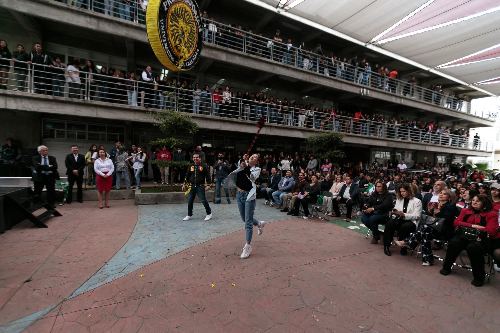 Mujer golpeando a la piñata