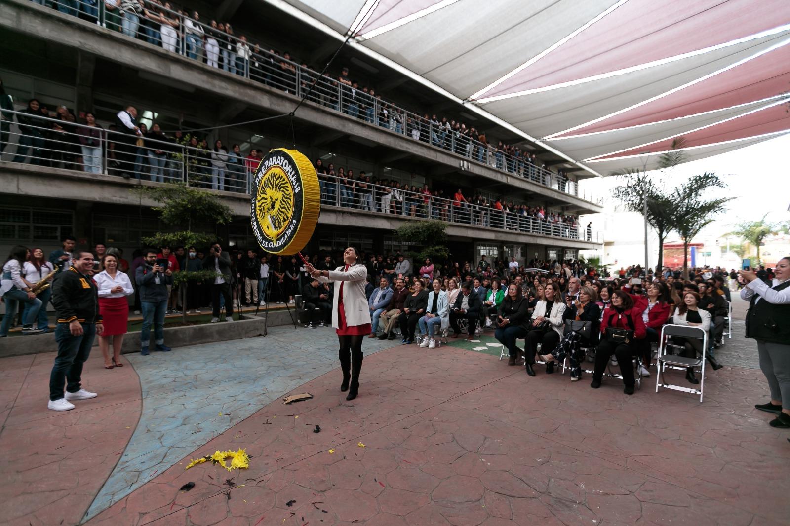 Mujer golpeando a la piñata