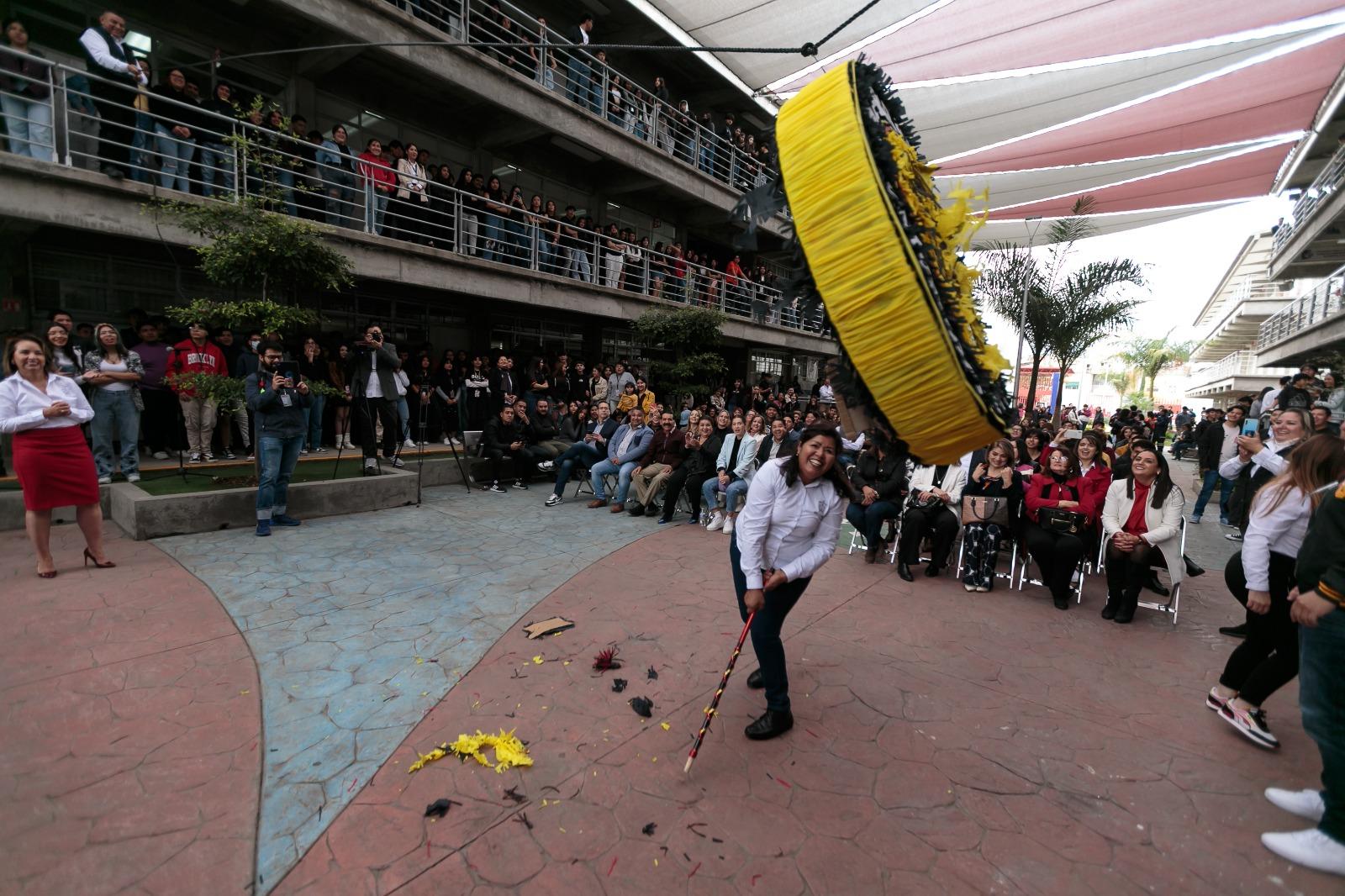 Mujer golpeando a la piñata