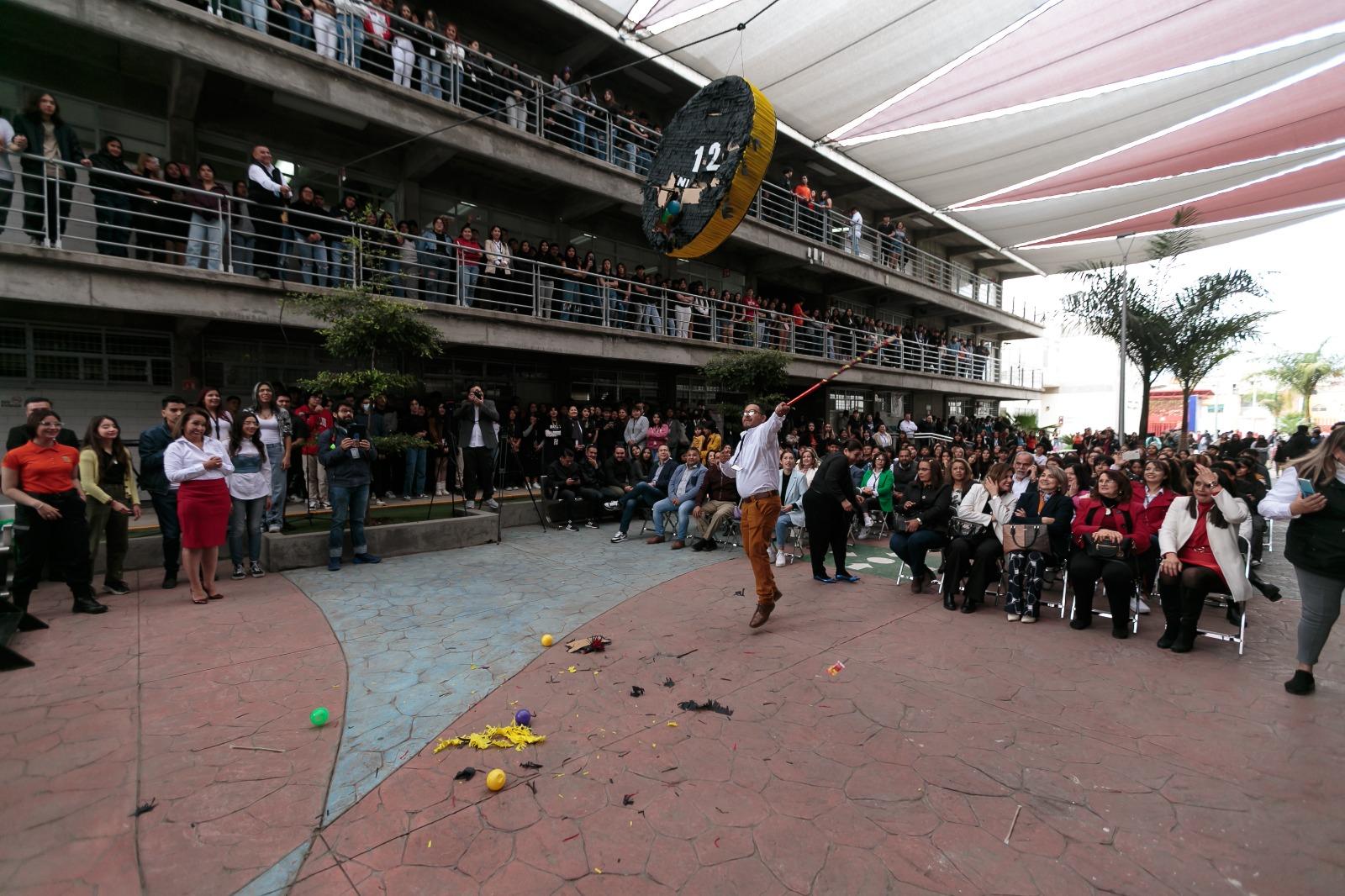 Hombre golpeando a la piñata