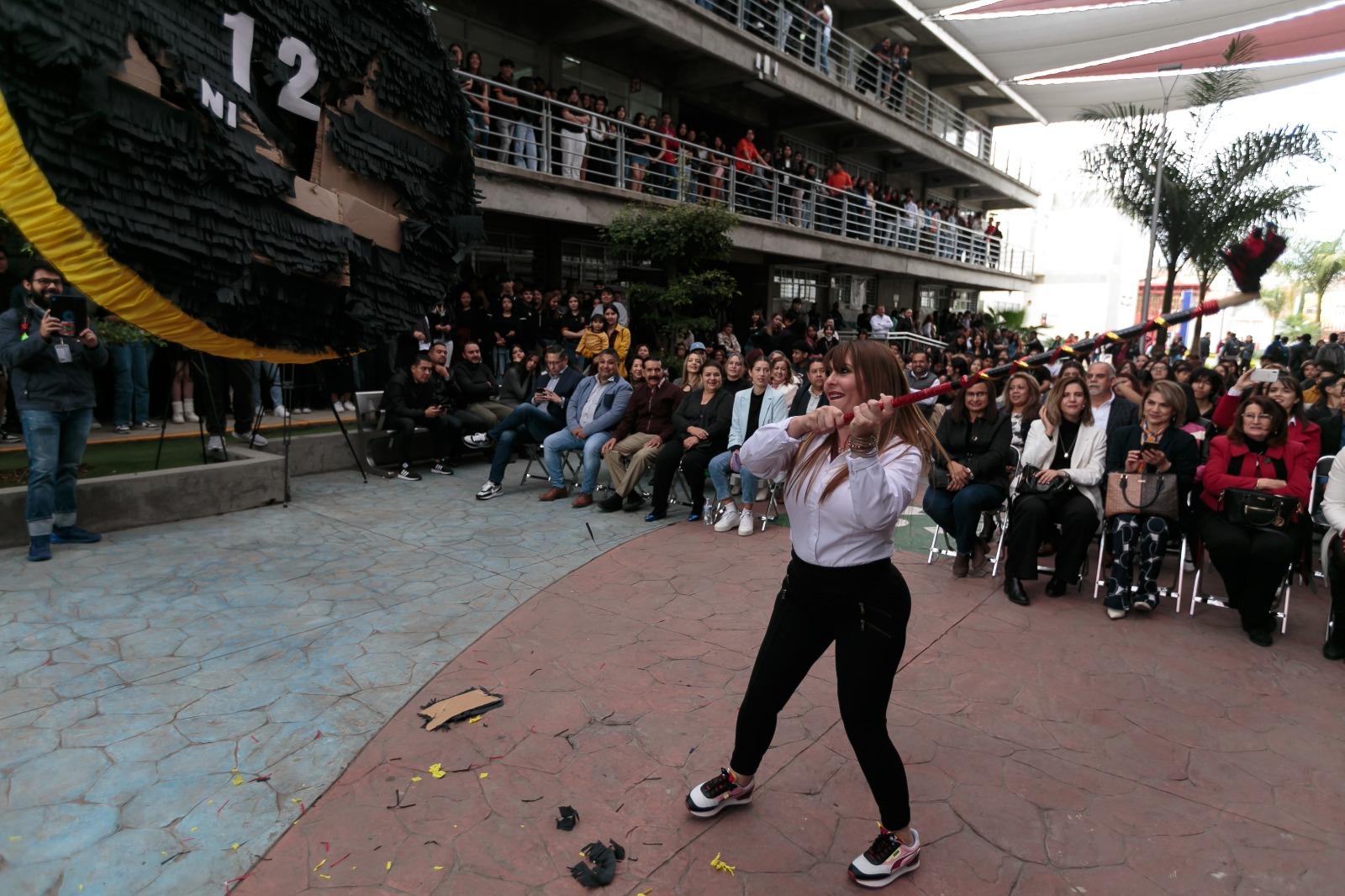 Mujer golpeando a la piñata