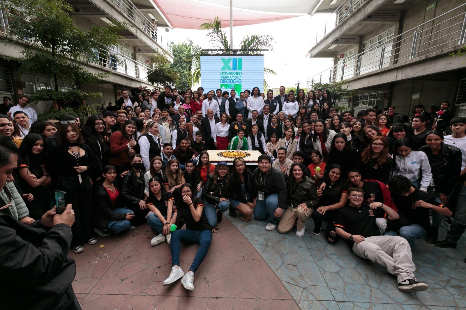 Autoridades del evento y asistentes al mismo junto al pastel
