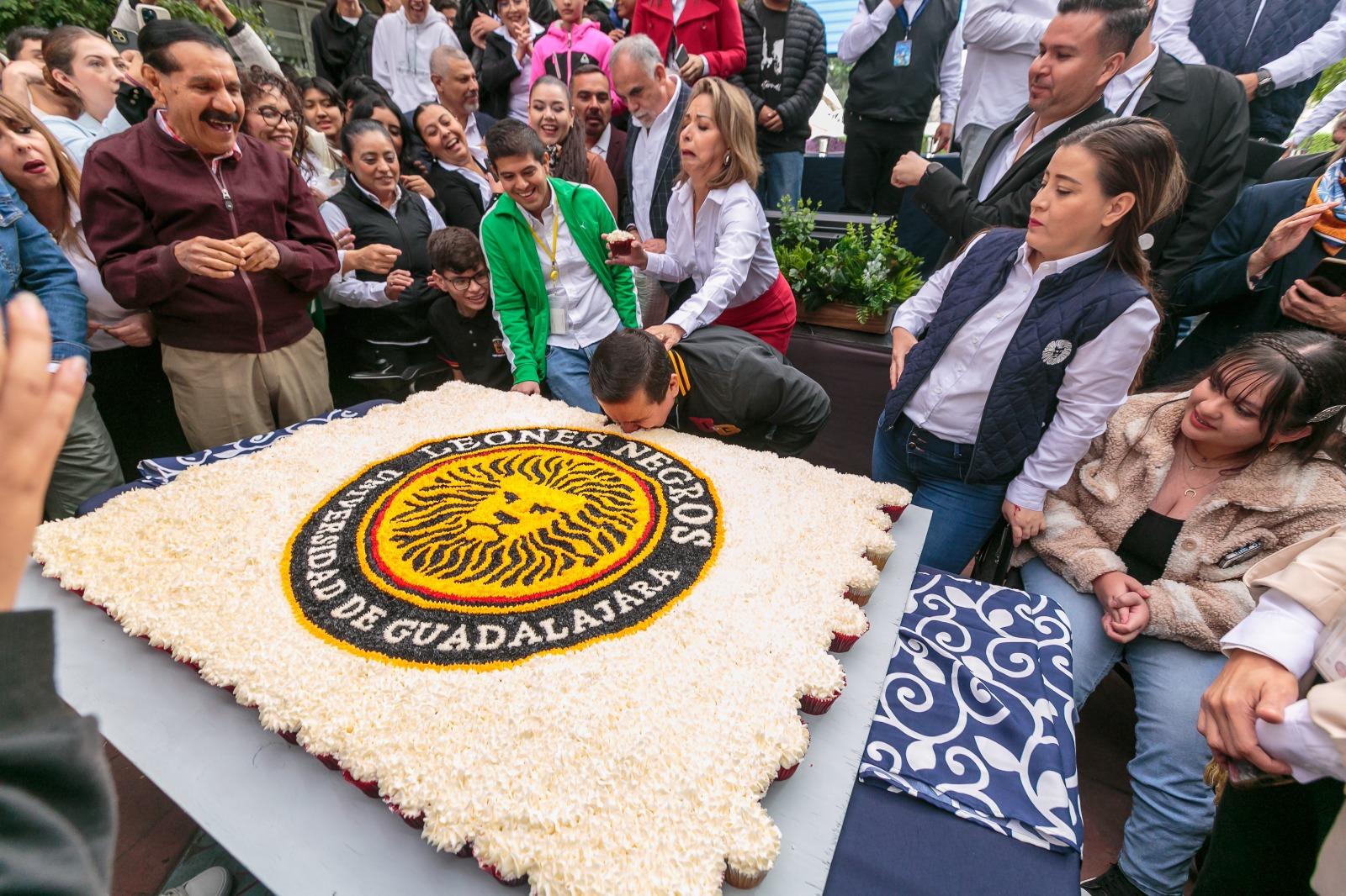 Autoridades del evento y asistentes al mismo junto al pastel