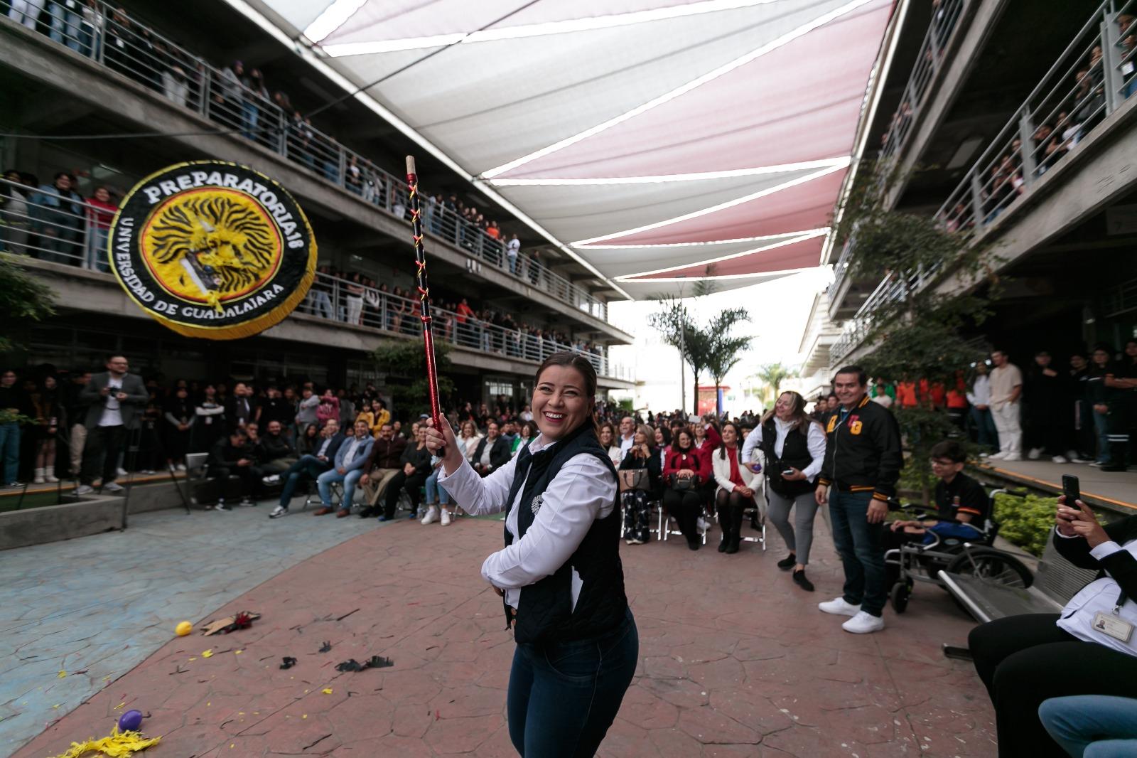 Mujer golpeando a la piñata