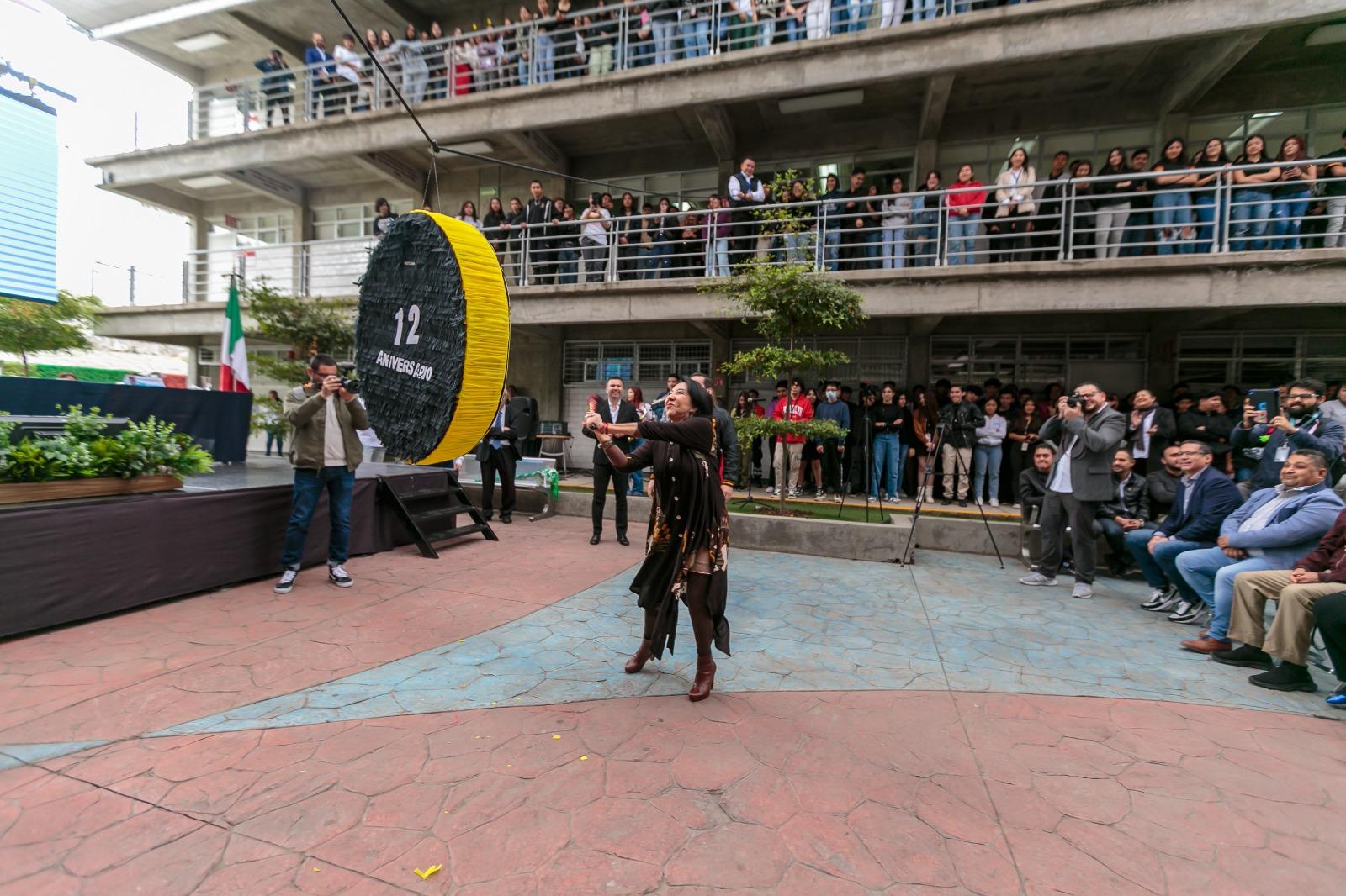 Mujer golpeando a la piñata