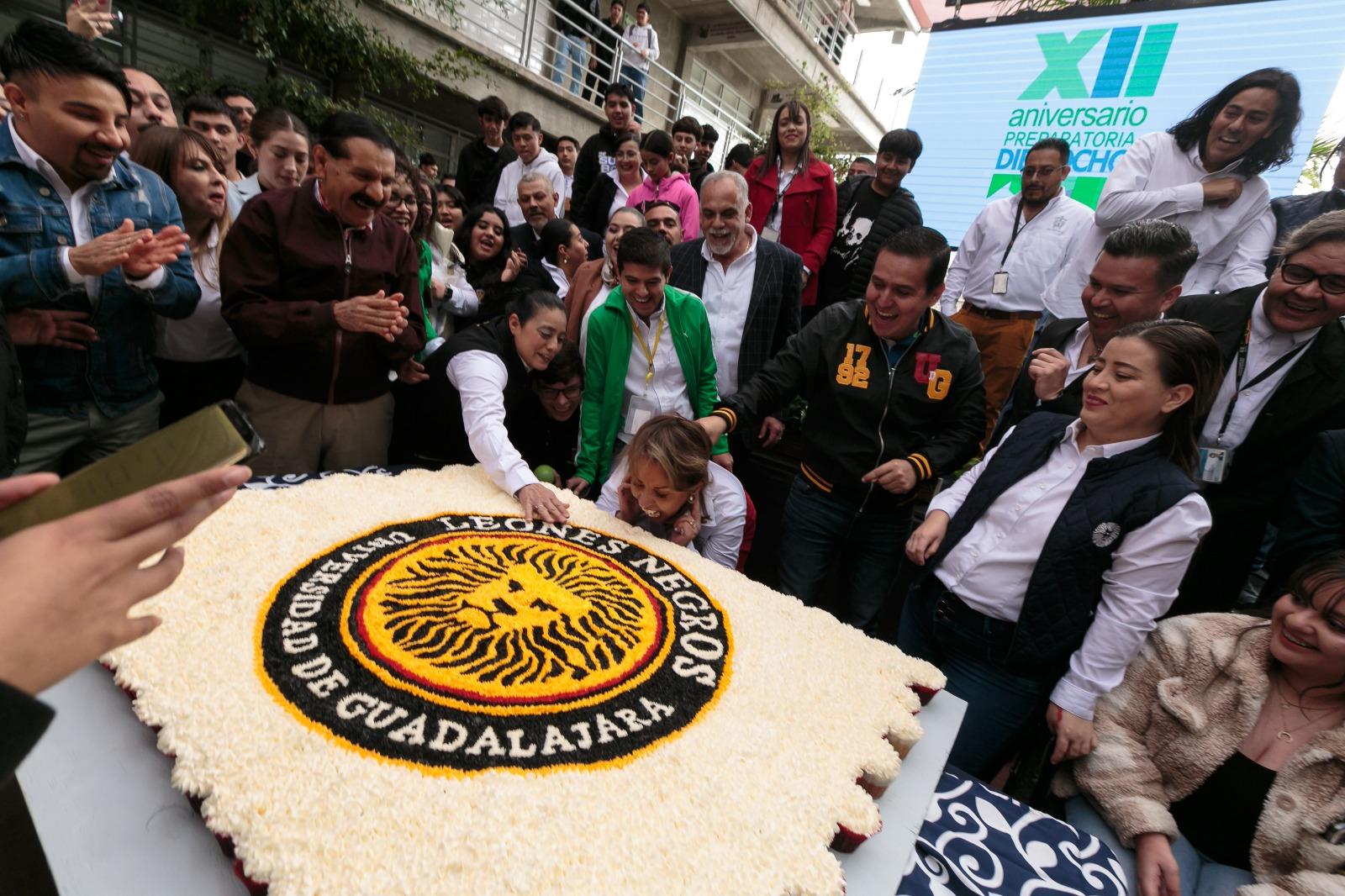 Autoridades del evento y asistentes al mismo junto al pastel
