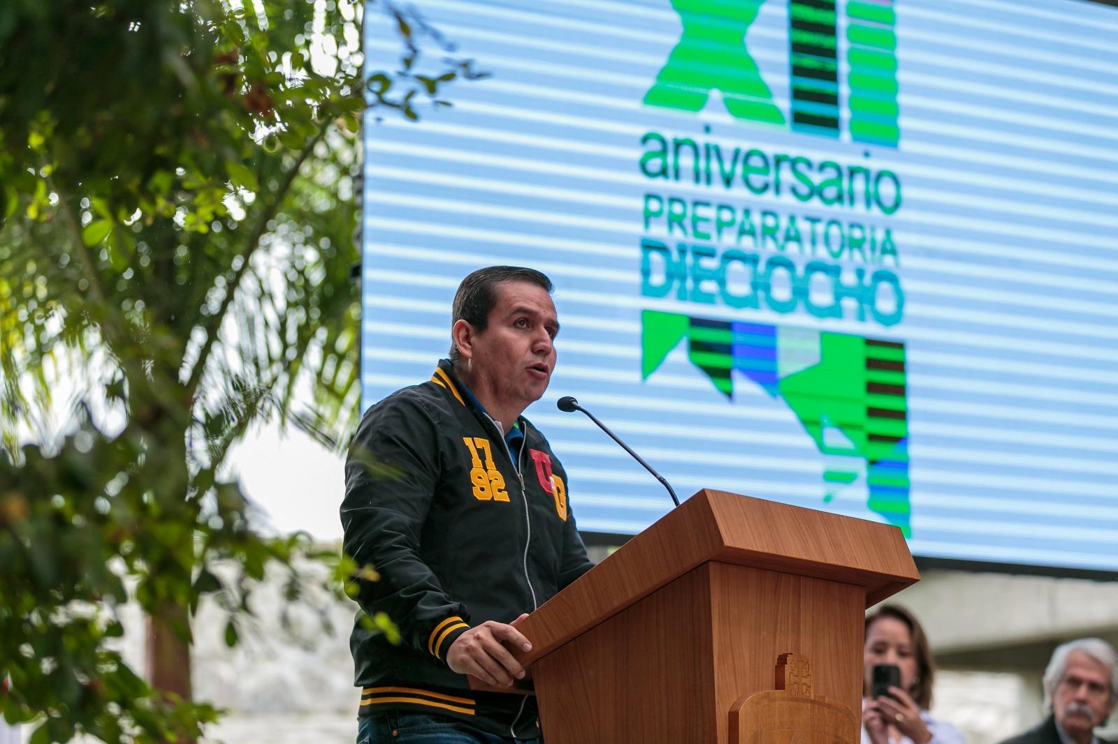 maestro César Barba Delgadillo director del sems en uso de la voz