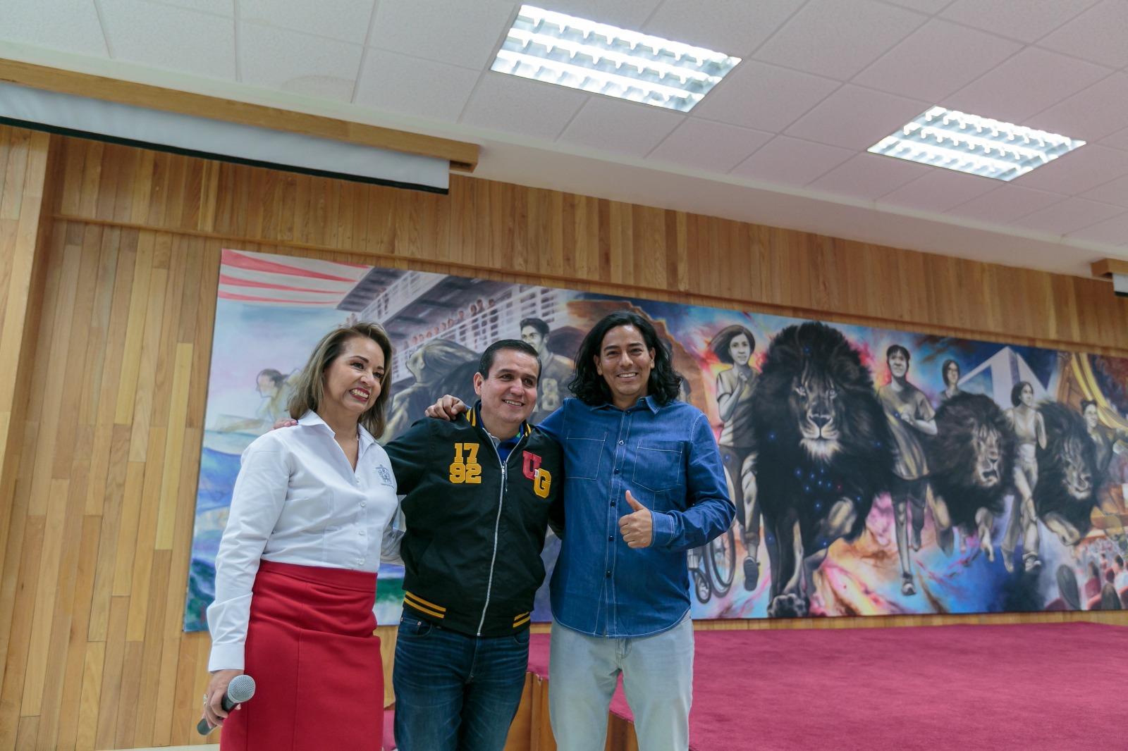 Autoridades del evento frente al mural inaugurado posan para la cámara