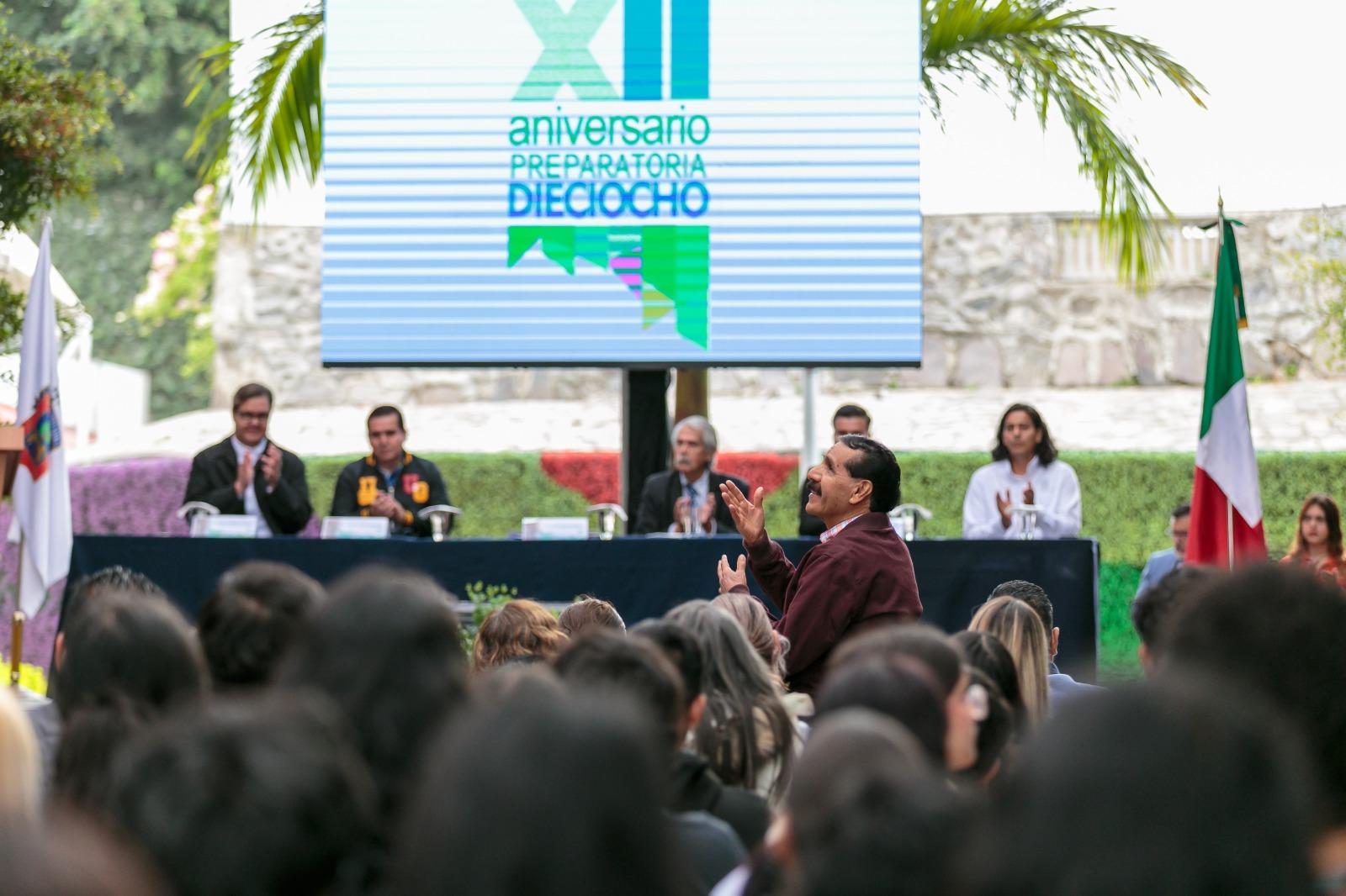 Autoridades del evento en presídium frente a asitentes al evento