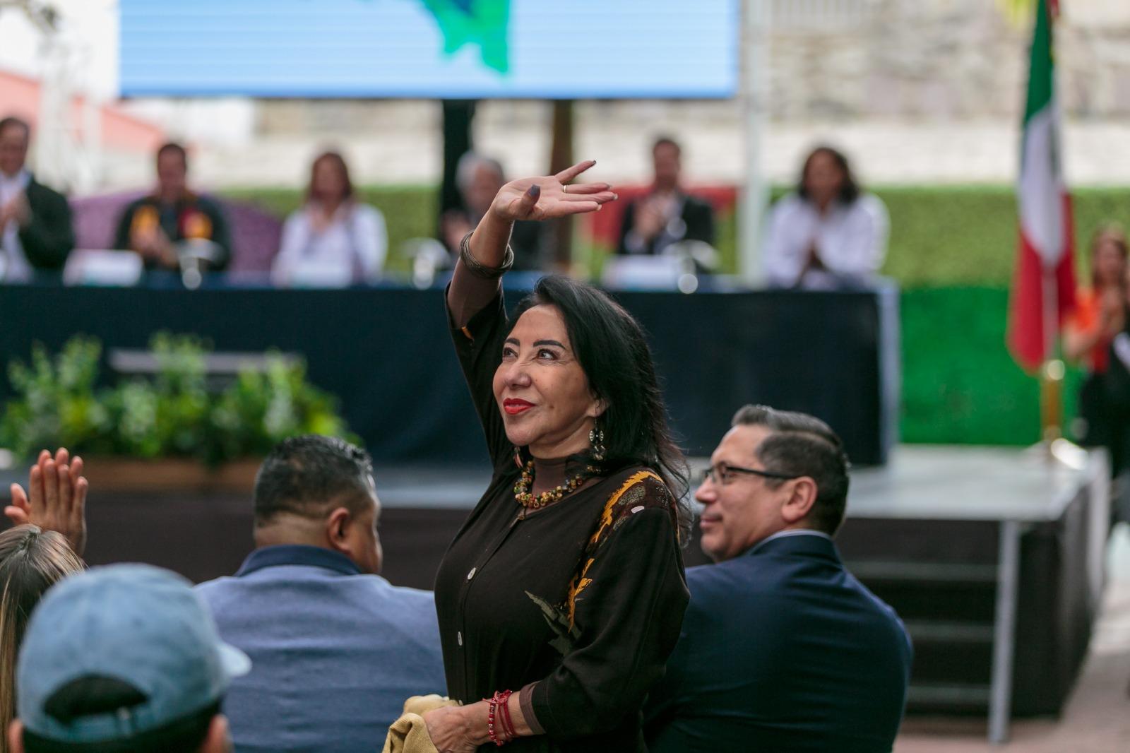 Autoridades del evento en presídium frente a asitentes al evento