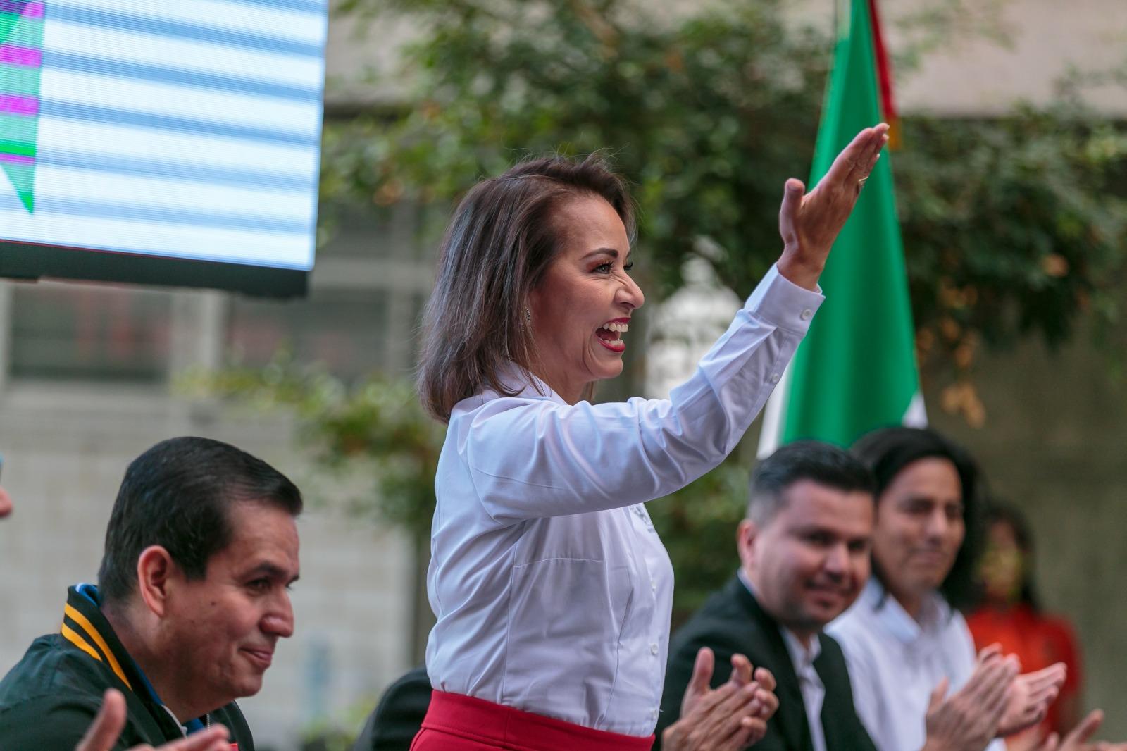 doctora Lucila Rivera Martínez  de pie saludando a asistentes al evento