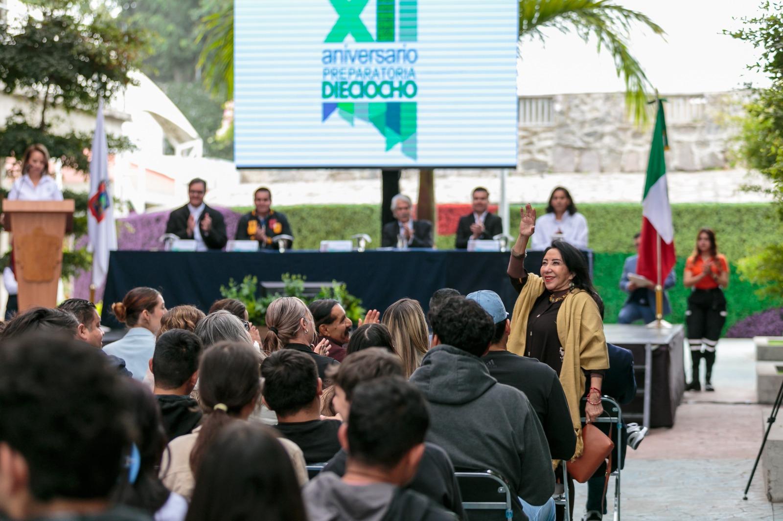 Autoridades del evento en presídium frente a asitentes al evento