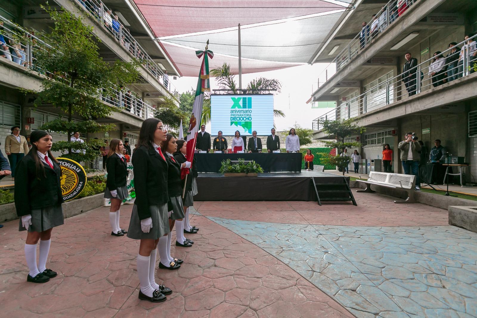 Autoridades del evento de pie frente a la escolta