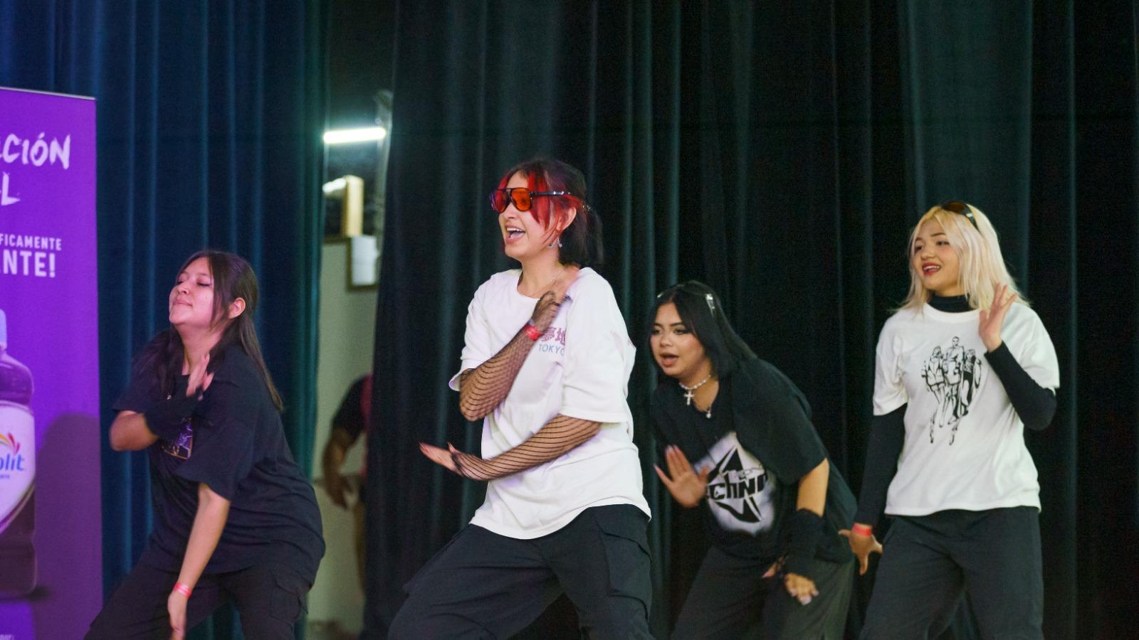 equipo participante en concurso K Pop Street Fight en preparatoria siete