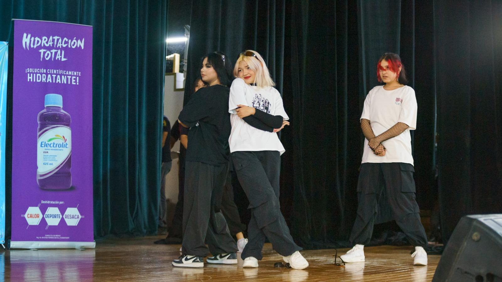 equipo participante en concurso K Pop Street Fight en preparatoria siete