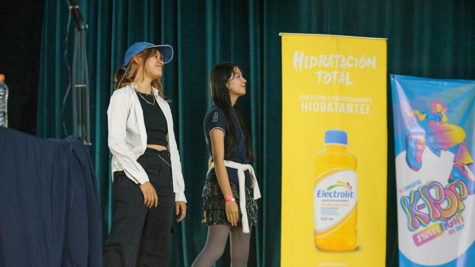 equipo participante en concurso K Pop Street Fight en preparatoria siete