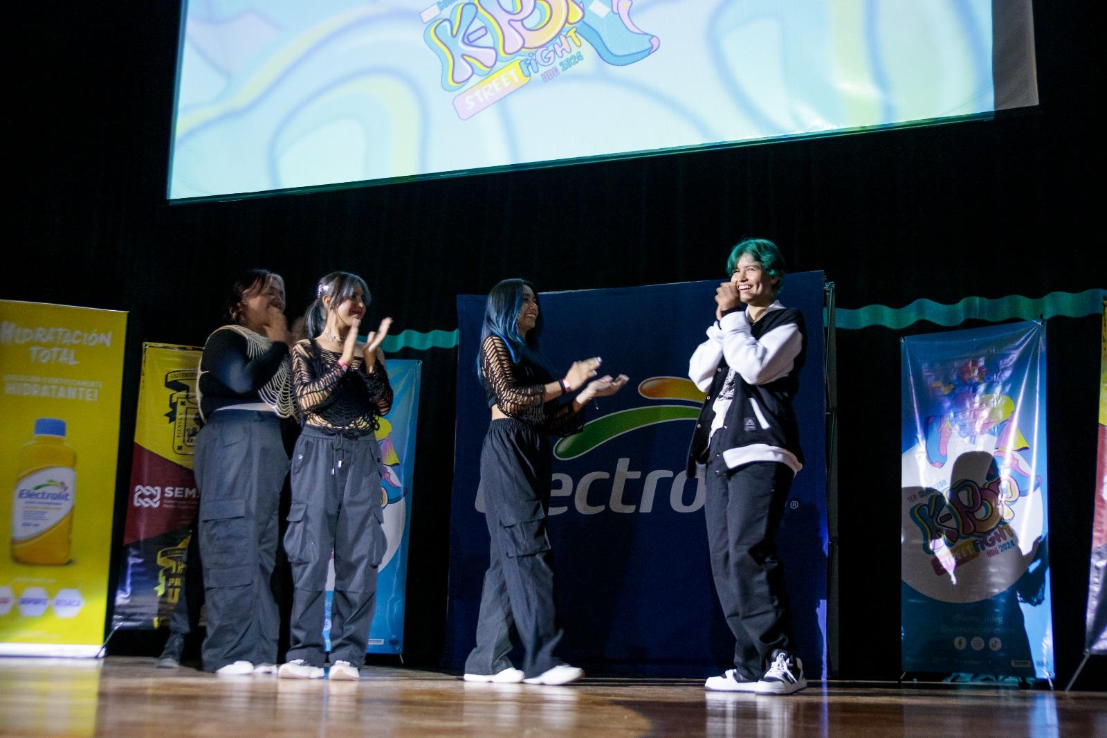equipo participante en concurso K Pop Street Fight en preparatoria siete