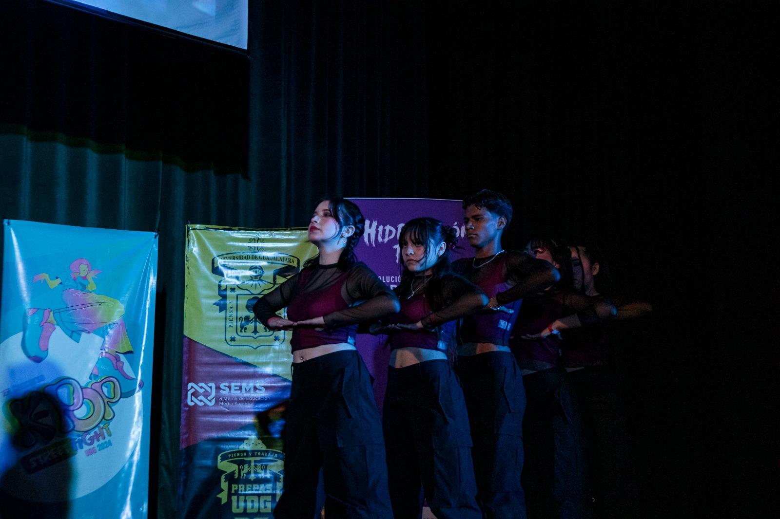 equipo participante en concurso K Pop Street Fight en preparatoria siete