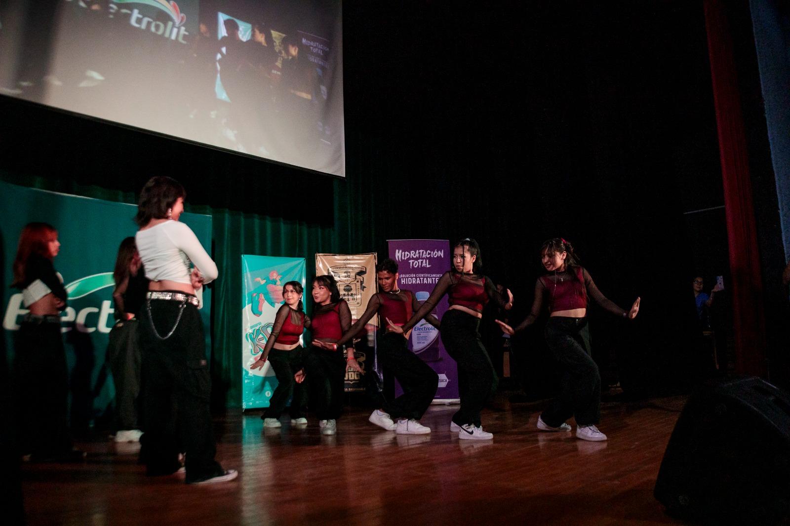 equipo participante en concurso K Pop Street Fight en preparatoria siete