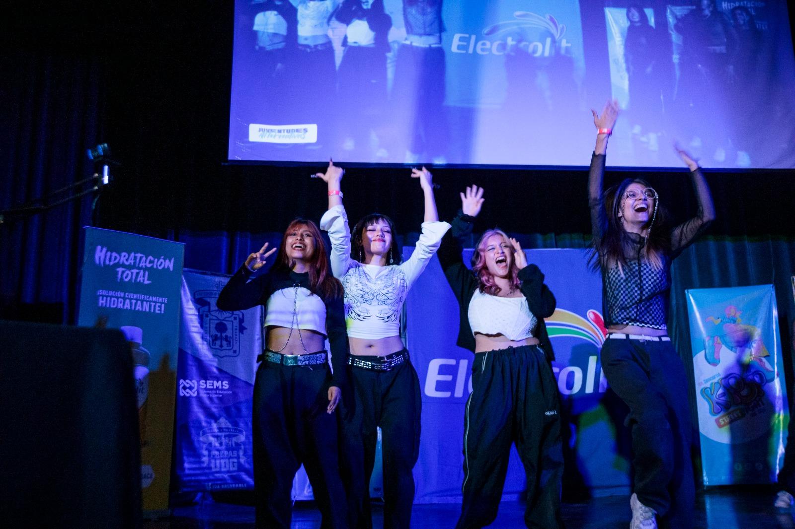 equipo participante en concurso K Pop Street Fight en preparatoria siete