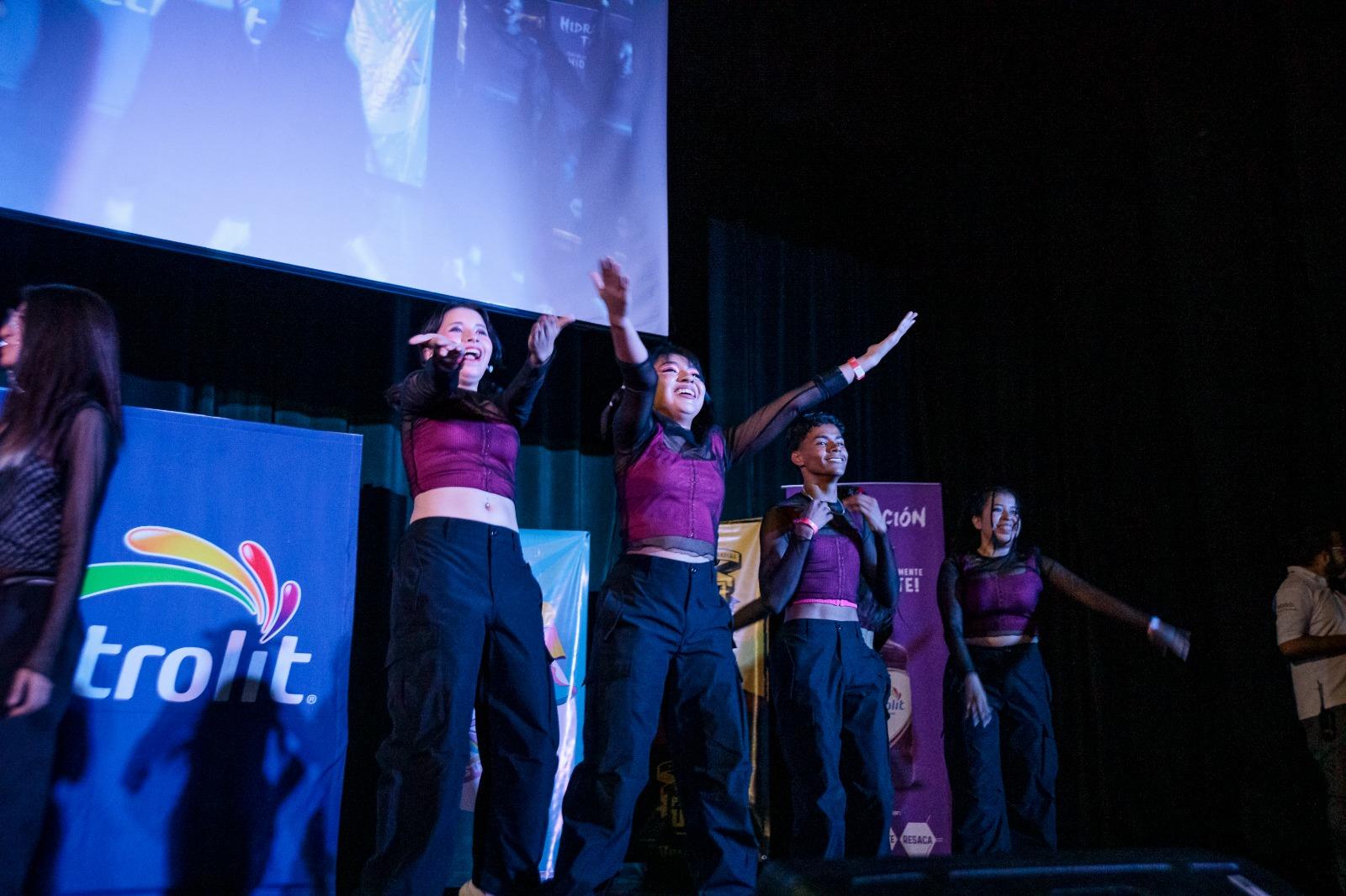 equipo participante en concurso K Pop Street Fight en preparatoria siete