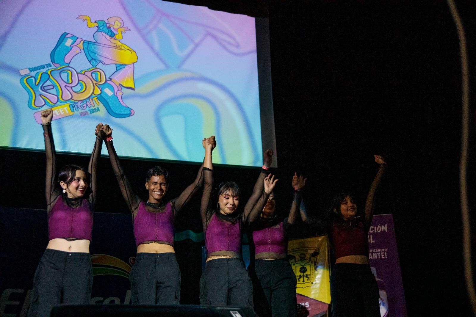 equipo participante en concurso K Pop Street Fight en preparatoria siete